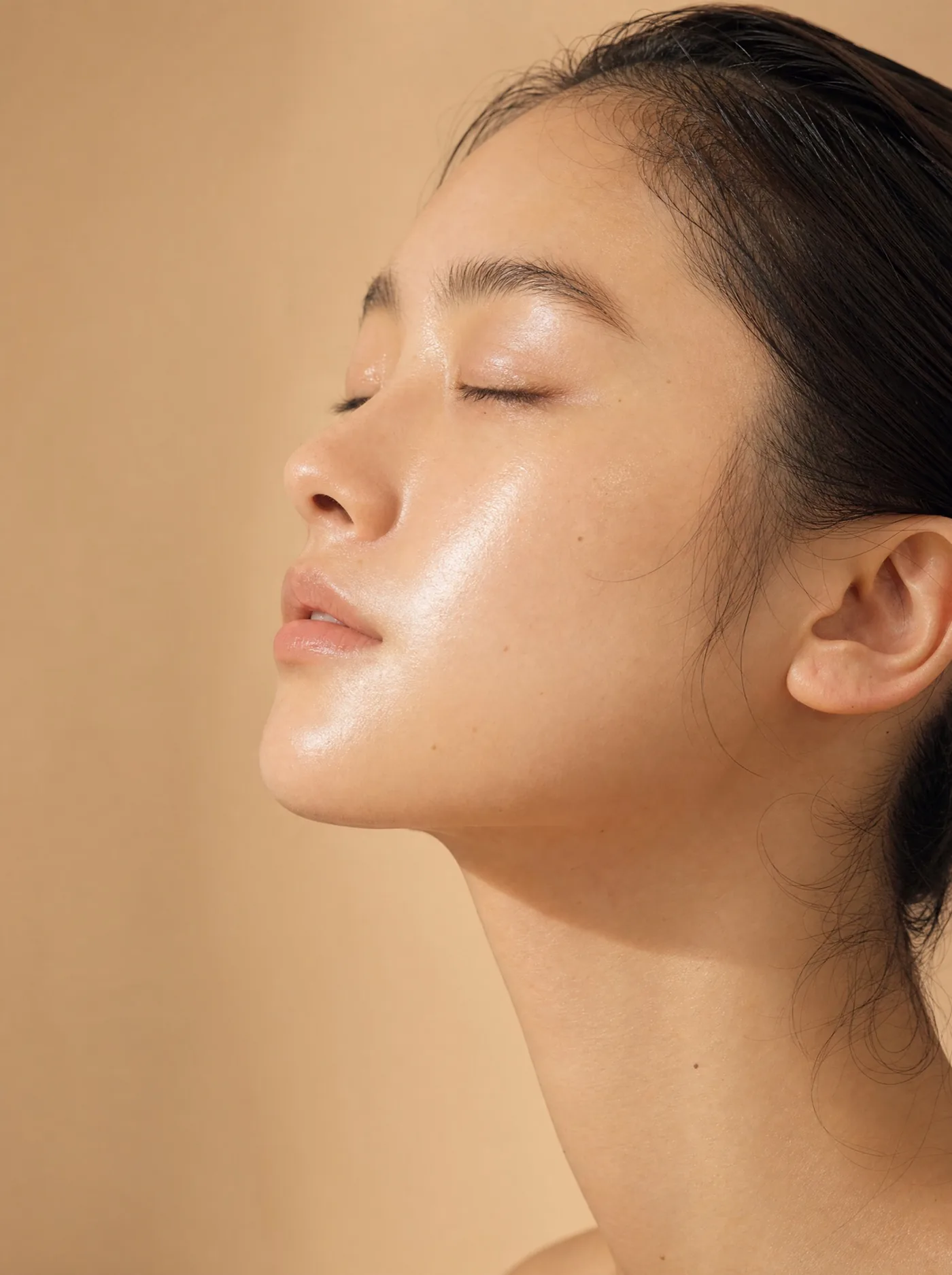 따뜻한 빛을 받은 옆모습 포트레이트